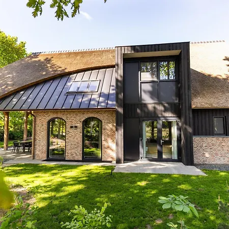 Boerderij Met Binnenzwembad En Wellness ホリデーパーク