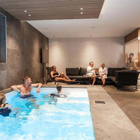 Boerderij Met Binnenzwembad En Wellness ホリデーパーク *